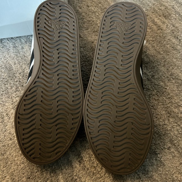 Adidas White and Black Athletic Shoes Sleek Design - Picture 3 of 6